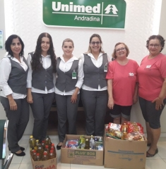 Unimed Andradina doa alimentos para a RAPAC